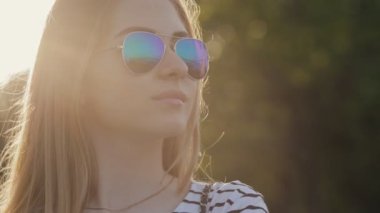 Bir parkta etrafa genç kız closeup portresi