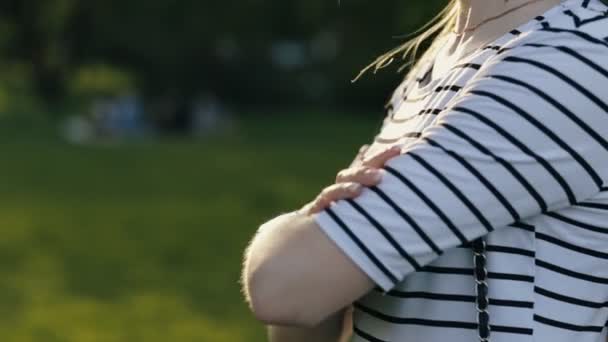 Closeup πορτρέτο του έφηβο κορίτσι κοιτάζοντας γύρω σε ένα πάρκο — Αρχείο Βίντεο