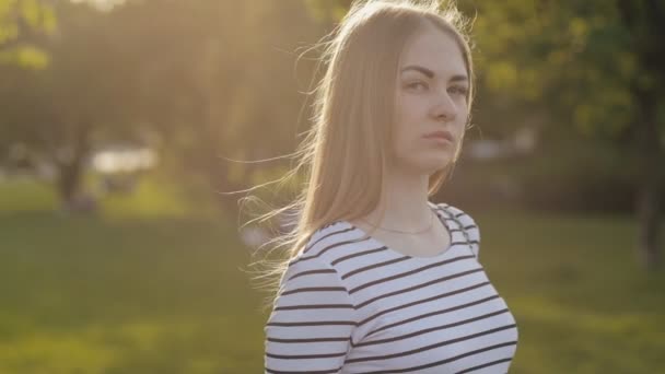 Sértett tinédzser lány elhagyja a parkban — Stock videók