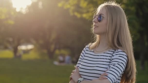 Портрет девочки-подростка, стоящей в парке — стоковое видео