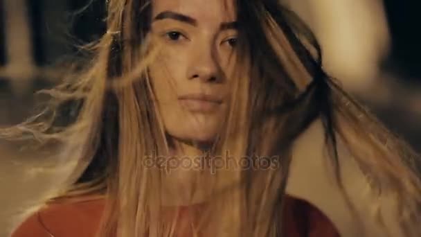 Portret van de jonge vrouw close-up in de nacht, wind waait haar haren — Stockvideo