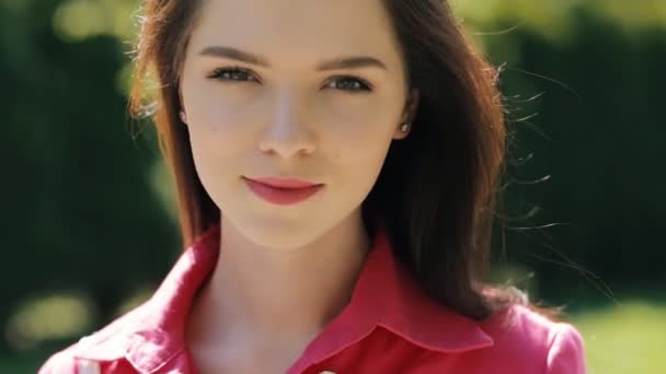 Портрет молодой красивой женщины в парке — стоковое видео