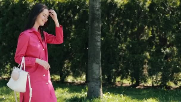 Mujer elegante caminando en un parque — Vídeos de Stock