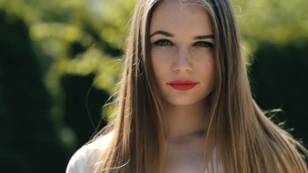 Retrato de mulher bonita em um parque — Vídeo de Stock