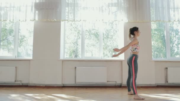 Жінка-танцюрист робить акробатичний трюк — стокове відео