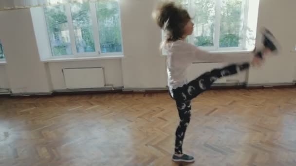 Mulher dançando hip hop contemporâneo — Vídeo de Stock