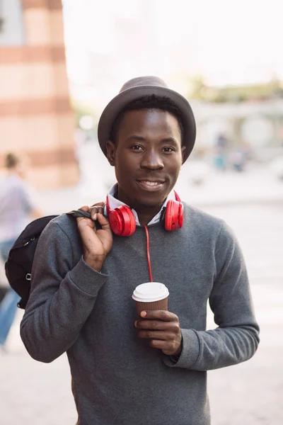 Афроамериканців людини при ходьбі в місті — стокове фото