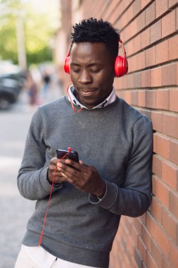 Afrika kökenli Amerikalı adam şehirde müzik dinle
