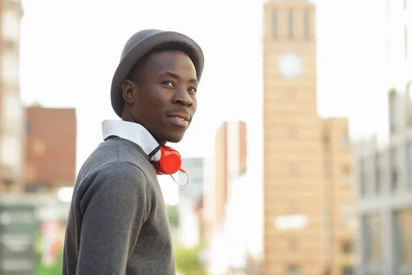 Afro-amerikai férfi kalapot és fejhallgató városban — Stock Fotó