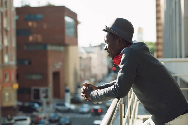 Afro-amerikai ember nézi város fejhallgató — Stock Fotó