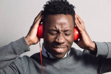 Afrika kökenli Amerikalı adam kulaklık ile müzik dinlemek