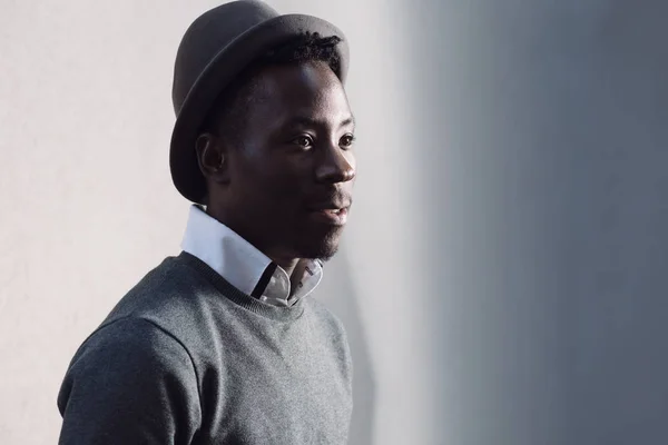 Портрет африканского американца в шляпе возле серой стены — стоковое фото