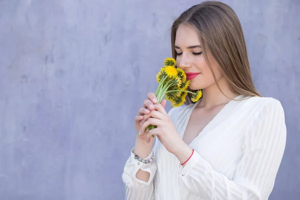 Fineart portrait of woman sniffs the aroma of dandelions — Stock Photo, Image