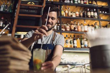 Genç erkek barmen bir alkol kokteyl hazırlama