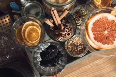 Ahşap bir masa üzerinde farklı Kuruyemiş