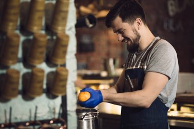 Bir barda çalışan adam barmen