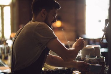 Bir barda çalışan adam barmen