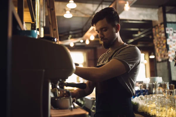 若い男性バリスタ コーヒー マシンでドリンクを準備します。 — ストック写真