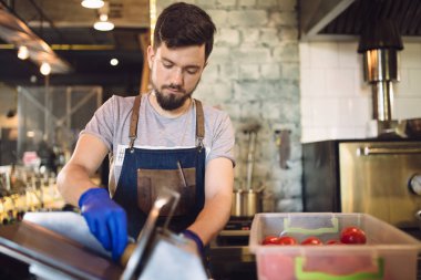 Meyve bir barda Dilimleme adam barmen