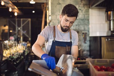 Meyve bir barda Dilimleme adam barmen