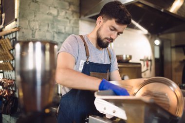 Meyve bir barda Dilimleme adam barmen