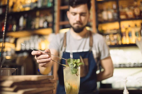 Mladý muž barman připravuje koktejl alkoholu — Stock fotografie