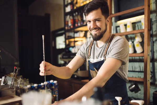 Genç erkek barmen bir alkol kokteyl hazırlama