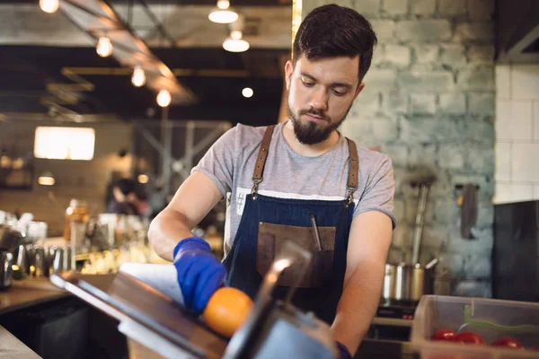 Man bartender skivning frukt i en bar — Stockfoto