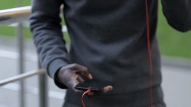 Afrika kökenli Amerikalı adam şehirde müzik dinle