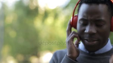 Afrika kökenli Amerikalı adam şehirde müzik dinle