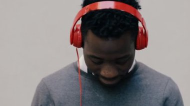 Afrika kökenli Amerikalı adam kulaklık ile müzik dinlemek