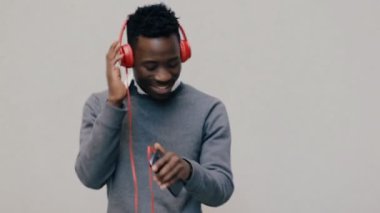 Afrika kökenli Amerikalı adam kulaklık ile müzik dinlemek