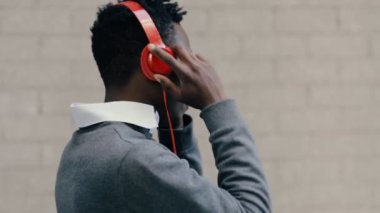 Afrika kökenli Amerikalı adam kulaklık ile müzik dinlemek