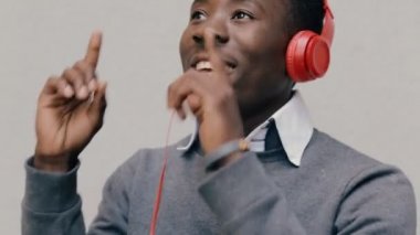 Afrika kökenli Amerikalı adam kulaklık ile müzik dinlemek
