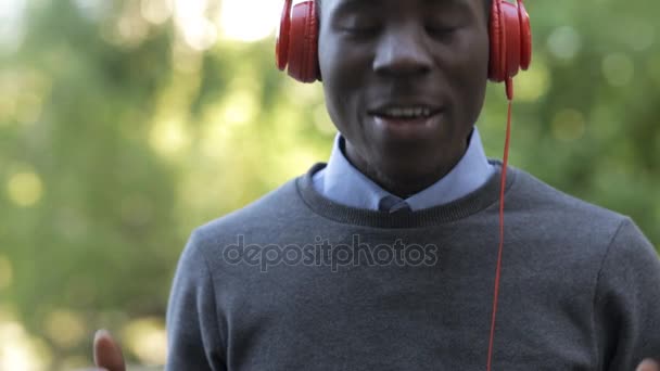 African american man lyssna musik i city — Stockvideo