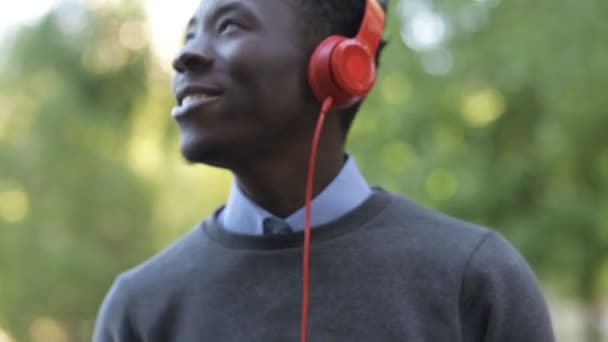 L'uomo afroamericano ascolta musica in città — Video Stock