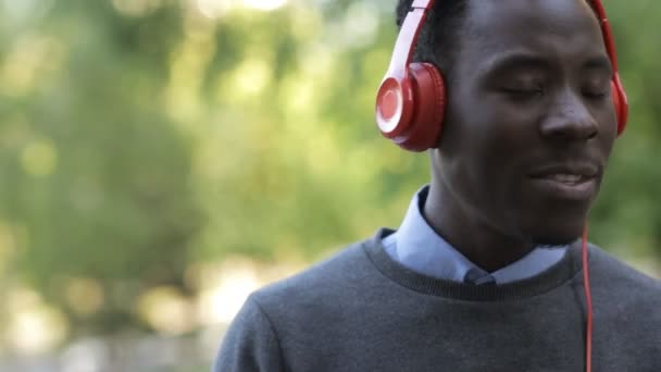 Africano homem americano ouvir música na cidade — Vídeo de Stock