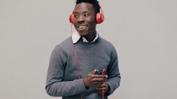Afrikanisch-amerikanischer Mann hört Musik mit Kopfhörern — Stockvideo