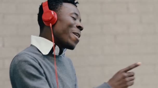 Africano americano hombre escuchar música con auriculares — Vídeo de stock