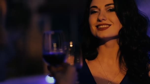 Zwei Freundinnen, die nachts Wein trinken — Stockvideo