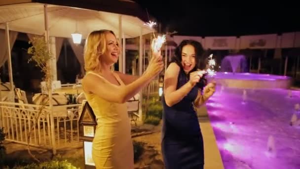 Due amiche donne si divertono con Sparkler — Video Stock