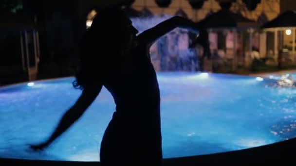 Сексуальна жінка танцює в нічному фонтані на відкритому повітрі — стокове відео