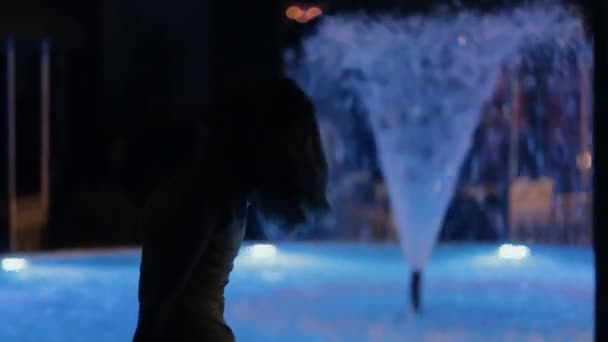 Sexy kobieta tańczy noc fontanna odkryty — Wideo stockowe