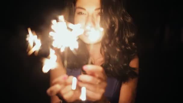 夜屋外で線香花火でセクシーな女性 — ストック動画