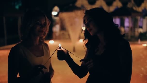 Dos amigas divirtiéndose con Sparkler — Vídeos de Stock