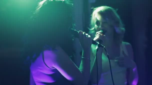 Beautiful charismatic two women singer performing at music event — Stock Video