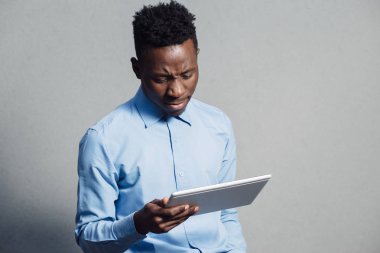 Tablet Pc ekranına bakan adam