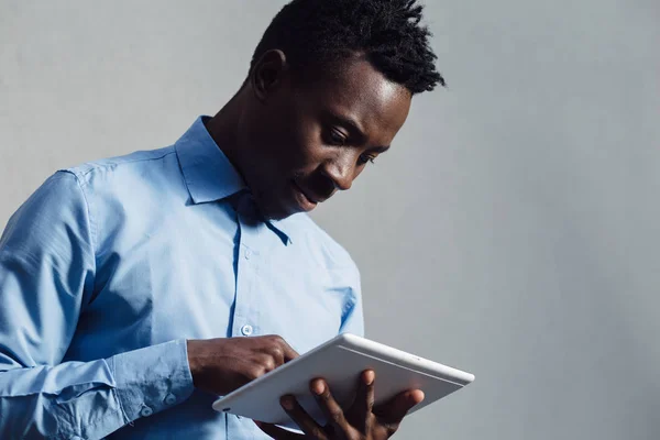 Afrikanisch-amerikanischer Mann im blauen Hemd mit Tablet-PC — Stockfoto