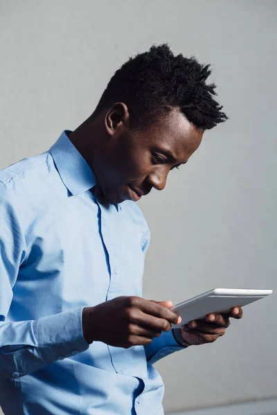 Afrikanisch-amerikanischer Mann im blauen Hemd mit Tablet-PC — Stockfoto