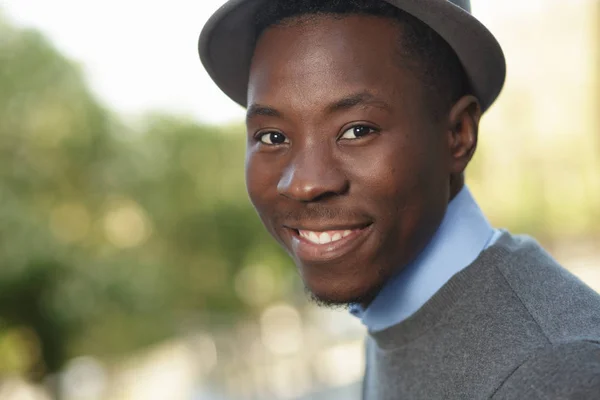 Афроамериканців людини в капелюсі в літо — стокове фото